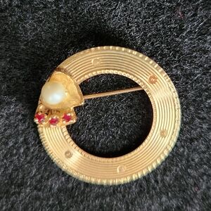 Vintage Circle Gold Brooch/Pin with faux pearl & gem heart
